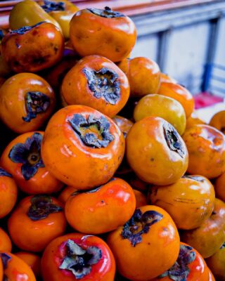 P E R S I M M O N season is here.  I’ve always admired these orange beauties but I’ve not figured out what to make with them. Are you a persimmon lover? AM
.

#scrumptiouskitchen  #foodphotography #foodstyling #shareyourtable  #beautifulcuisines  #foodblogger #gramstoounces  #wholefoods #foodphotographyandstyling  #foodwinewomen  #foodtography #singaporefoodie #vancouverfoodie #prettyfood #persimmon 
##testkitchen #singaporeexpat
